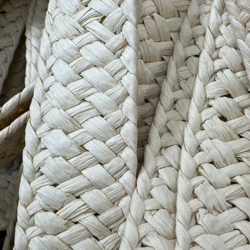 Imballaggio regalo con nastro di carta a colori sostenibili