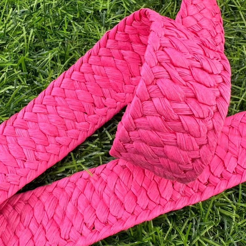 Imballaggio regalo con nastro di carta a colori sostenibili
