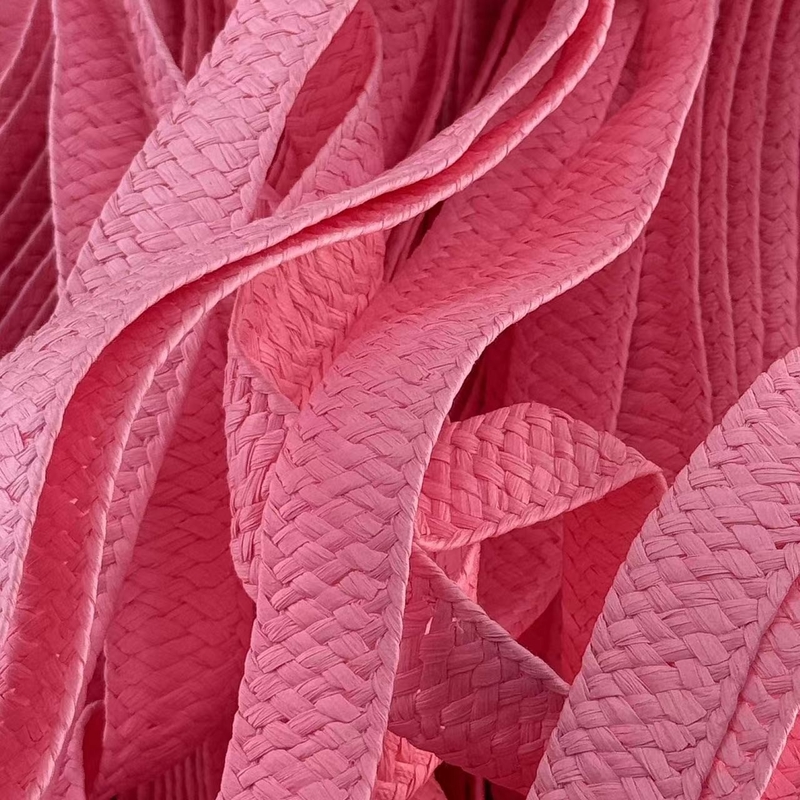 Imballaggio regalo con nastro di carta a colori sostenibili